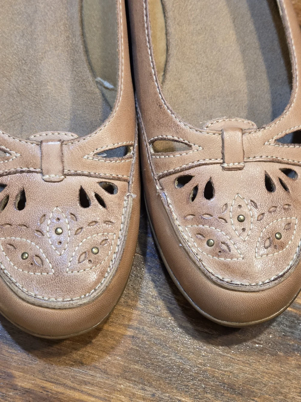 Clarks Women’s Nude/Tan Leather Ballet Flats with Cutout Detail